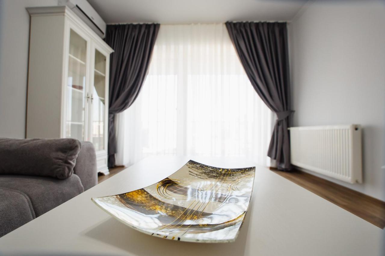 Bright & Elegant Central Apartment Oradea Buitenkant foto